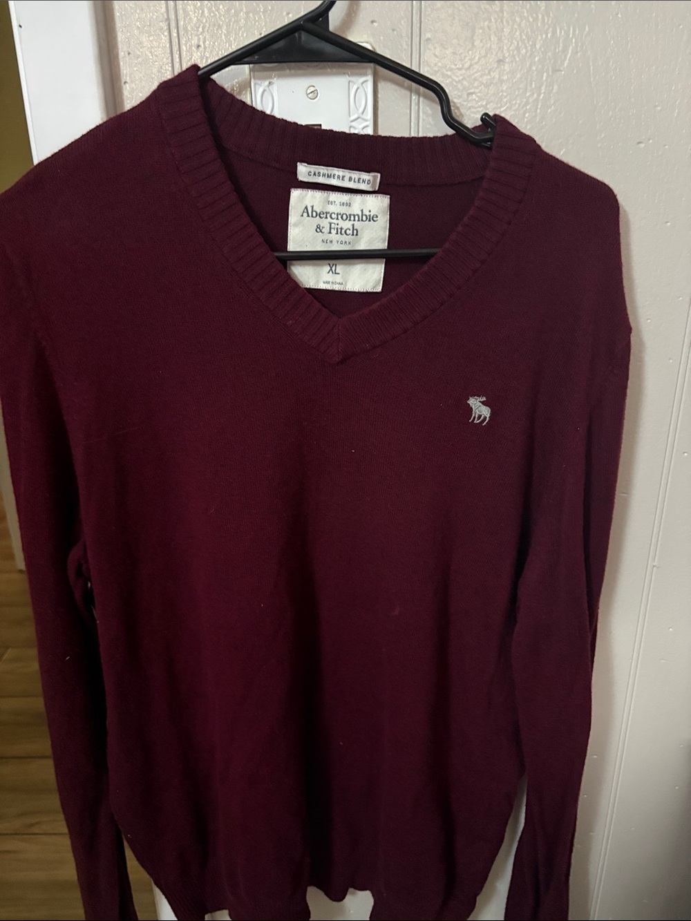 Abercrombie & Fitch Men's V-Neck Sweater - Wine